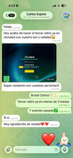 Conversación de WhatsApp con Carlos Espino sobre su tercer retiro, con el certificado de retirada de Xfunded del 25 de junio de 2026. El importe y el tamaño de la cuenta van tachados.