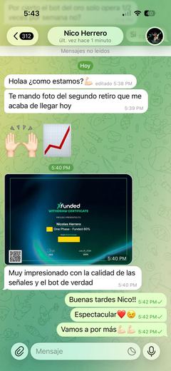 Conversación de WhatsApp con Nico Herrero sobre su segundo retiro, con el certificado de retirada de Xfunded del 25 de julio de 2026. El importe y el tamaño de la cuenta van tachados.