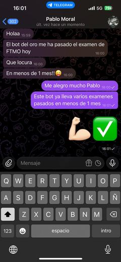Conversación de Telegram con Pablo Moral contando que el bot del oro le ha hecho superar el examen de FTMO en menos de un mes.